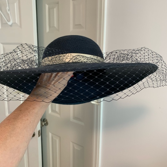 Broadbanded hat with large flower and veil. Navy with dusty cream ribbon &flower - Picture 3 of 4